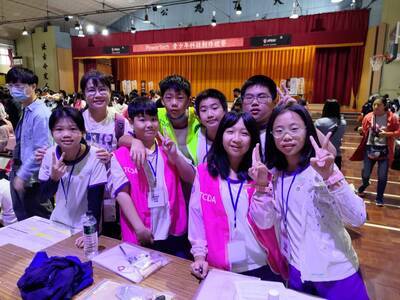 本校學生參加新北市PowerTech青少年科技創作競賽，榮獲國小光控組第二名，感謝資訊社群林鳳娟、周耀裕、林昱豪老師的指導，謝謝!圖片